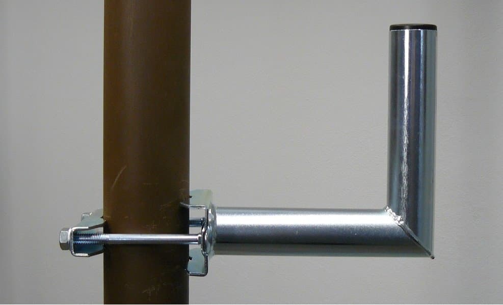 Anténní držák na stožár "L", délka 20cm, výška 20cm, d=42mm se zubatkou pro stožár 20-76mm