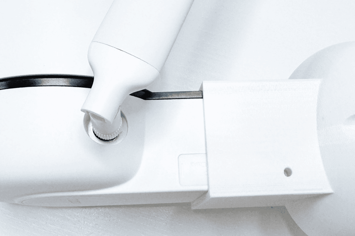 TP-LINK držák/stojan pro kamery TAPO C501GW na stěnu, bílý s krytkou kabelů